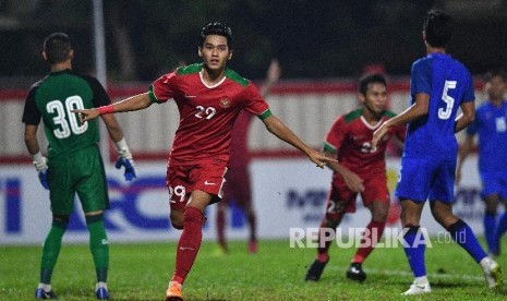 Pemain Timnas Indonesia U-23 Septian David Maulana (kedua kiri) melakukan selebrasi usai mencetak gol ke gawang Timnas Thailand U-23 dalam pertandingan uji coba di Stadion PTIK, Jakarta, Kamis (31/5) malam. Indonesia kalah 1-2 atas Thailand. 