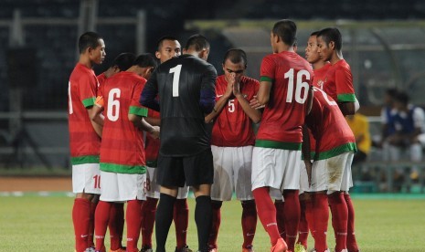 Pemain timnas Indonesia U19 dalam laga ujicoba melawan timnas U19 Myanmar di Gelora Bung Karno Senayan, Jakarta, Senin (5/5). 