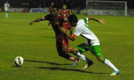 Pemain Timnas Indonesia U19 Evan Dimas Darmono (kanan) beradu cepat dengan pemain Timnas Myanmar dalam pertandingan AFF U19 di stadion Petrokimia Gresik, Jawa Timur, Kamis (12/9).