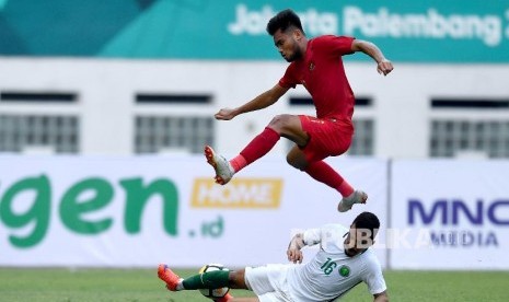 Pemain Timnas Indonesia U19 Saddil Ramdani (atas) melompat untuk menghindari pemain Timnas Arab Saudi U19 Hazim Alzahrani dalam pertandingan persahabatan di Stadion Wibawa Mukti, Cikarang Timur, Kabupaten Bekasi, Jawa Barat.