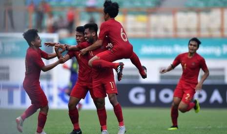 Pemain Timnas Indonesia U19 Saddil Ramdani (tengah) melakukan selebrasi bersama pemain lainnya usai mencetak gol ke gawang Timnas Arab Saudi U19 dalam pertandingan persahabatan di Stadion Wibawa Mukti, Cikarang Timur, Kabupaten Bekasi, Jawa Barat, Rabu (10/10).