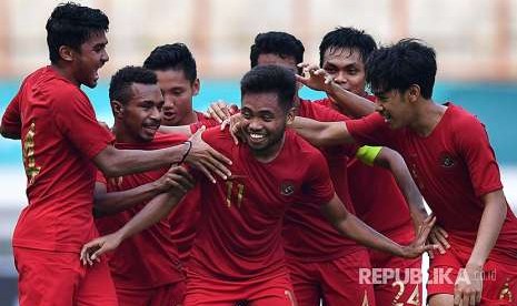 Pemain Timnas Indonesia U19 Saddil Ramdani (tengah) melakukan selebrasi bersama pemain lainnya usai mencetak gol ke gawang Timnas Arab Saudi U19 dalam pertandingan persahabatan di Stadion Wibawa Mukti, Bekasi, Rabu (10/10)