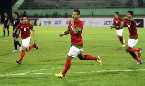 Pemain Timnas Indonesia U23, Joko Sasongko (tengah) saat bertanding melawan Singapura U23, dalam laga ujicoba di Stadion Manahan, Solo, Jateng, Sabtu (8/6). 