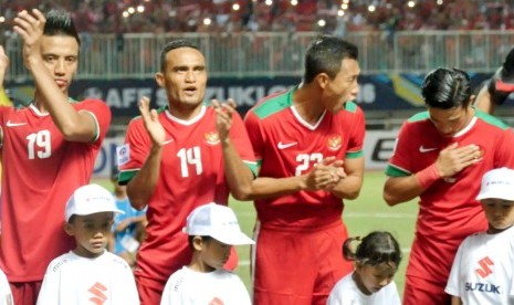 Pemain Timnas Indonesia usai menyanyikan lagu kebangsaan Indonesia Raya jelang partai semifinal leg pertama Piala AFF 2016 di sation Pakansari Cibinong, Bogor.