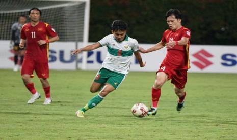 Pemain timnas Indonesia Witan Sulaeman (kedua kanan) saat sedang membawa bola.