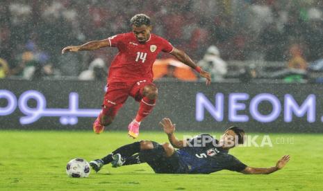 Pemain timnas Indonesia Yakob Sayuri berebut bola dengan pemain timnas Jepang saat bertanding pada babak ketiga Kualifikasi Piala Dunia 2026 Grup C di Stadion Utama Gelora Bung Karno (SUGBK), Jakarta, Jumat (15/11/2024).