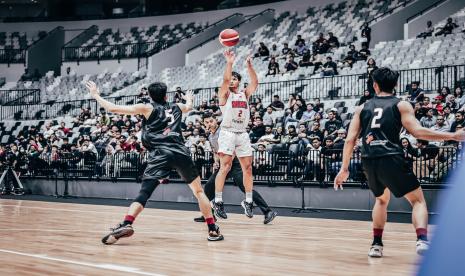 Pemain timnas Indonesia Zane Adnan melepaskan tembakan saat menghadapi Indonesia Patriots di Indonesia International Basketball Invitational.