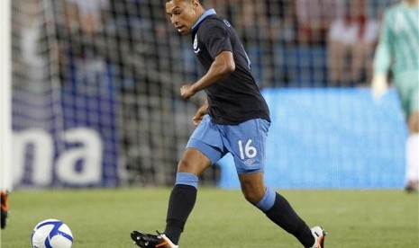 Pemain timnas Inggris, Alex Oxlade-Chamberlain, menggiring bola saat laga uji coba lawan Norwegia di Stadion Ullevaal, Oslo, pada 26 Mei. 