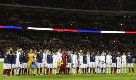 Pemain Timnas Inggris dan Prancis mengheningkan cipta sebagai rasa bentuk rasa duka cita terhadap serangan teror yang terjadi di Paris, pekan lalu. 