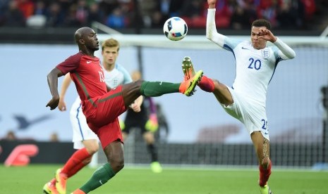 Pemain Timnas Inggris, Dele Alli (kanan), dan pemain Portugal, Danilo (kiri), terlibat perebutan bola dalam laga internasional di Stadion Wembley, London, pada 2 Juni. 