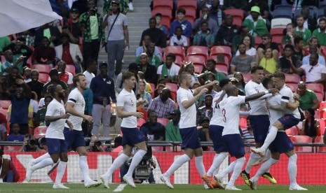 Pemain timnas Inggris Gary Cahill (dua dari kanan) melakukan selebrasi usai mencetak gol ke gawang Nigeria dalam laga persahabatan yang berlangsung di Wembley Stadium, Sabtu (2/6) waktu setempat 