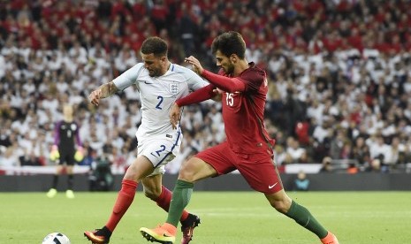 Pemain Timnas Inggris, Kyle Walker (kanan), dan pemain Portugal, Andre Gomes (kanan), duel lari dalam laga internasional di Stadion Wembley, London, pada 2 Juni. 