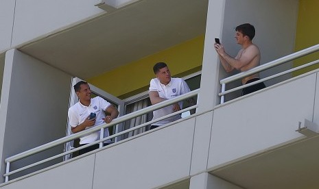 Pemain Timnas Inggris, Leighton Baines (kanan), memfoto rekan setimnya, Phil Jagielka (kiri) dan Ross Barkley, di hotel tempat markas mereka di Rio de Janeiro, Brasil, Ahad (8/6). 