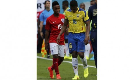 Pemain Timnas Inggris, Raheem Sterling (kiri) dan winger Ekuador, Luis Antonio Valencia, berjalan meninggalkan lapangan usai dikartu-merah dalam pertandingan uji coba di Miami, Amerika Serikat, Rabu (4/6). 