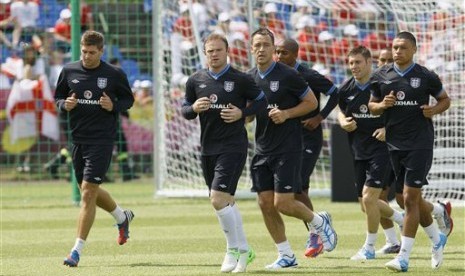 Pemain timnas Inggris saat latihan di Stadion Krakow, Polandia, Jumat (8/6).