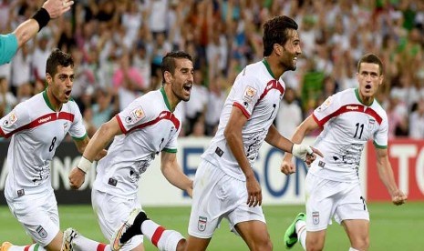 Pemain Timnas Iran melakukan selebrasi usai menjebol gawang Bahrain dalam laga Grup C Piala Asia 2015 di Stadion Rectangular, Melbourne, Ahad (11/1). 