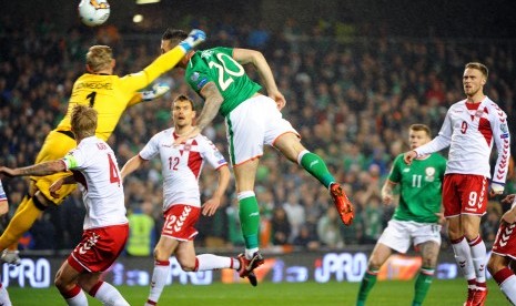 Pemain Timnas Irlandia, Dhane Duffy (tengah), melepaskan sundulan menjebol gawang Denmark dalam leg kedua babak playoff Zona Eropa kualifikasi Piala Dunia 2018 di Dublin, Irlandia, pada Selasa (14/11). 