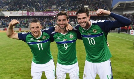 Pemain Timnas Irlandia Utara, Conor Washington, William Grigg dan Kyle Lafferty, berfoto sebelum mereka berangkat untuk Piala Eropa 2016 di Windsor Park, Belfast, pada 27 Mei 2016. 