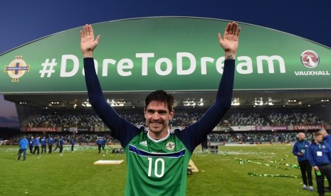 Pemain Timnas Irlandia Utara, Kyle Lafferty, berpose usai pertandingan sebelum berangkat menuju Piala Eropa 2016 di Windsor Park, Belfast, pada 27 Mei 2016. 