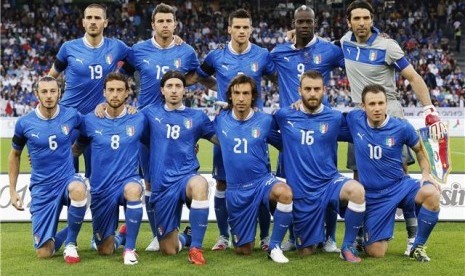 Pemain timnas Italia berpose jelang laga uji coba lawan Rusia di Zurich pada 1 Juni 2012. 