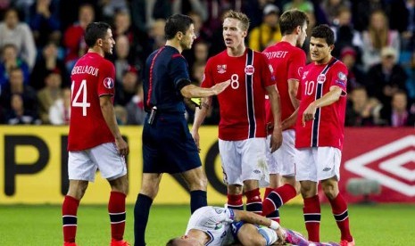 Pemain Timnas Italia, Ciro Immobile (tengah), tergeletak kesakitan saat Italia menghadapi Norwegia dalam laga kualifikasi Piala Eropa 2016 di Ullevaal Stadium, Oslo, Selasa (9/9). 