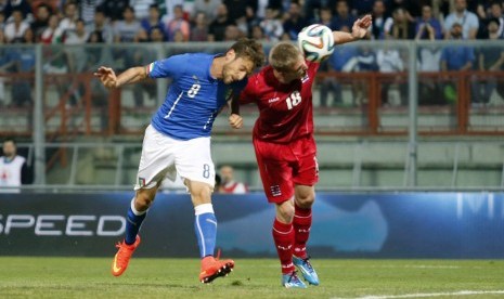 Pemain Timnas Italia, Claudio Marchisio (kiri), melepaskan sundulan menjebol gawang Luxemburg dalam laga uji coba di Stadion Renato Curi, Perugia, Rabu (4/6). 