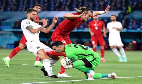 Pemain Timnas Italia, Domenico Berardi (kiri), berduel dengan pemain Turki, Caglar Soyuncu (tengah), dan kiper Ugurcan Cakir dalam laga Grup A Euro 2020 di Stadion Olimpico, Roma, Jumat (11/6).