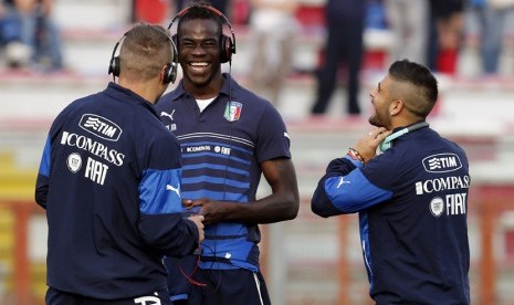 Pemain Timnas Italia (kiri-kanan), Ciro Immobile, Mario Balotelli dan Lorenzo Insigne, berbincang di sela-sela sesi latihan di Renato Curi, Perugia, Rabu (4/6).