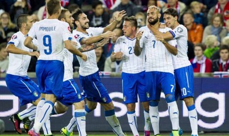 Pemain Timnas Italia, Simone Zaza (dua kanan), melakukan selebrasi usai menjebol gawang Norwegia dalam laga kualifikasi Piala Eropa 2016 di Ullevaal Stadium, Oslo, Selasa (9/9).