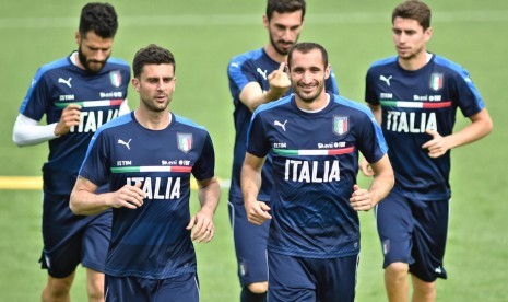 Pemain Timnas Italia, Thiago Motta (depan kiri) dan Giorgio Chiellini (depan kanan), dalam sesi latihan di Sport Center Coverciano, Florentina, Italia, pada 27 Mei 2016. 