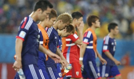 Pemain Timnas Jepang berjalan meninggalkan lapanga usai gagal mengalahkan Yunani di laga Grup C Piala Dunia 2014 di Arena Dunas, Natal, Kamis (19/6). 