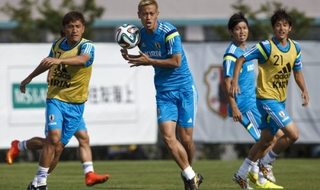 Pemain timnas Jepang, Keisuke Honda (dua kiri), menangkap bola saat sesi latihan di Clearwater, Florida, Sabtu (31/5) untuk persiapan Piala Dunia 2014 Brasil. 