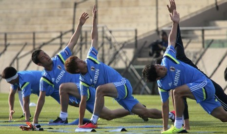 Pemain Timnas Jepang menggelar sesi latihan di Sorocaba, Sao Paulo, Ahad (8/6). 