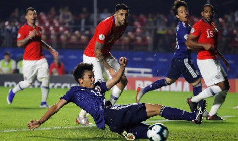 Pemain timnas Jepang Takefusa Kubo (tengah) saat berduel dengan para pemain timnas Cile di Copa America 2019.