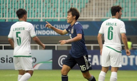 Pemain Timnas Jepang Yuta Taki (tengah) melakukan selebrasi setelah mencetak gol ke gawang Iraq dalam laga Grup B Piala Asia U-19 di Stadion Pakansari, Bogor, Jawa Barat, Kamis (25/10/2018). Pada babak pertama Jepang unggul dengan skor 3-0. 