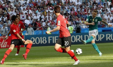 Pemain Timnas Jerman, Marco Reus (kanan), melepaskan tembakan saat menghadapi Korea Selatan di laga terakhir Grup F di Kazan Arena, Kazan, Rusia, Rabu (27/6). 