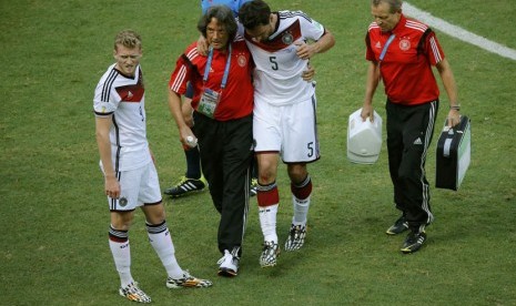 Pemain Timnas Jerman, Mats Hummels, ditarik keluar akibat mengalami cedera saat menghadapi Portugal di laga Grup G Piala Dunia 2014 di Arena Fonte Nova, Salvador, pada 16 Juni. 