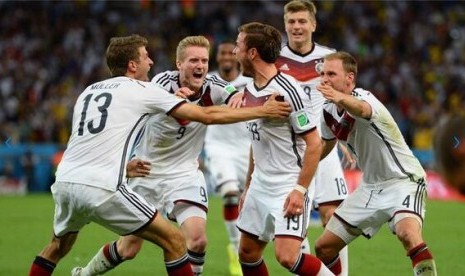 Pemain timnas Jerman melakukan selebrasi usai Mario Goetze mencetak gol ke gawang Argentina.