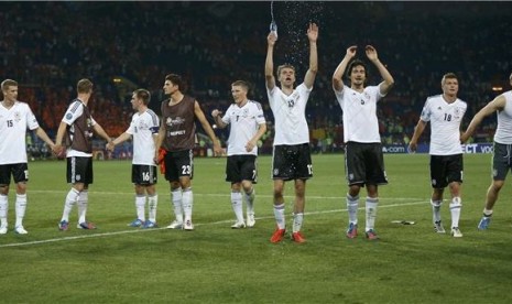  Pemain timnas Jerman melakukan selebrasi usai mengalahkan Belanda di laga Grup B Piala Eropa 2012 di Kharkiv, Ukraina, pada Rabu (14/6). 