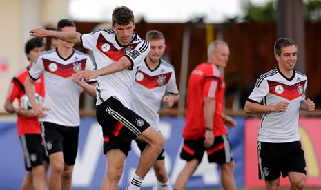 Pemain Timnas Jerman Thomas Mueller (kiri depan) melakukan pemanasan bersama rekannya Philipp Lahm di Santo Andre dekat Porto Seguro, Brasil, Selasa (10/6).