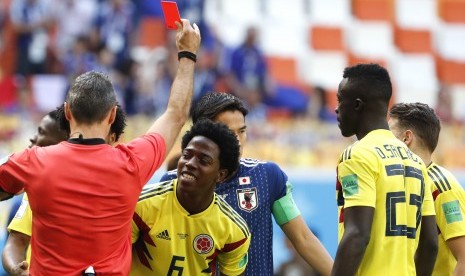 Pemain Timnas Kolombia, Carlos Sanchez (tengah), mendapat kartu merah dalam laga lawan Jepang di Saransk, Rusia, 19 June 2018. 