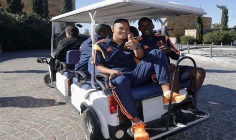 Pemain Timnas Kolombia, Jackson Martinez (kanan) dan Carlos Bacca, naik mobil golf di hotel markas tim di Buenos Aires, Argentina, Kamis (5/6). 