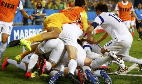 Pemain Timnas Korea Selatan melakukan selebrasi usai menjebol gawang Rusia di laga Grup H Piala Dunia 2014 Brasil di Stadion Pantanal, Cuiaba, Selasa (17/6). 