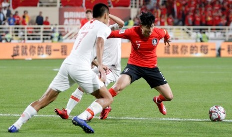 Pemain Timnas Korea Selatan, Son Heung-min (kanan), menghadapi kepungan pemain Cina dalam laga Grup C Piala Asia 2019 di Abu Dhabi, Uni Emirat Arab, Rabu (16/1). 