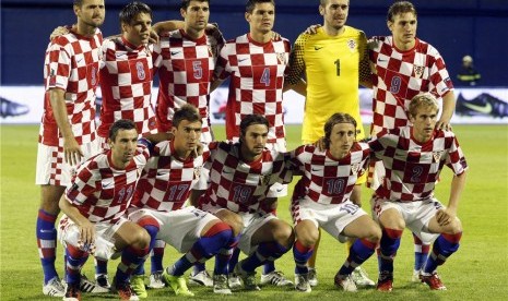 Pemain timnas Kroasia berfoto bersama sesaat jelang laga kualifikasi Grup F Piala Eropa 2012 lawan Israel di Stadion Maksimir, Zagreb, Kroasia.