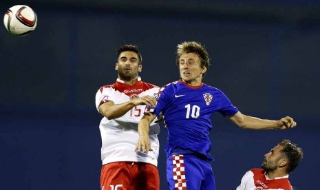 Pemain Timnas Kroasia, Luka Modric (tengah), terlibat duel udara dengan pemain Timnas Malta dalam laga kualifikasi Piala Eropa 2016 di Zagreb, Kroasia, Selasa (9/9). 