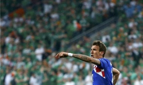 Pemain timnas Kroasia, Mario Mandzukic, melakukan perayaan gol usai menjebol jala Republik Irlandia di laga Grup C Piala Eropa 2012 di Poznan, Polandia, Ahad (10/6). 