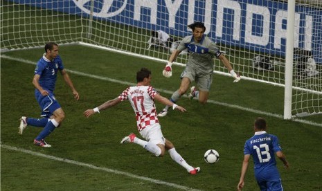  Pemain timnas Kroasia, Mario Mandzukic (tengah), melepaskan tembakan menggol gawang Italia di laga Grup C Piala Eropa 2012 di Poznan, Polandia, pada Kamis (14/6).