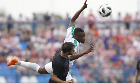 Pemain timnas Kroasia, Milan Badelj (depan), berebut bola dengan pemain Timnas Senegal, Diafra Sakho, dalam laga internasional di Osijek, Kroasia, Jumat (8/6). 