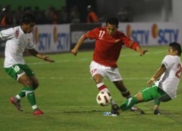 Pemain timnas, M Ilham (tengah) saling berebut bola dengan pemain timnas U-23 Zulham Zamrun (kiri) dan Abdurrahman (kanan) pada pertandingan ujicoba di Stadion Manahan, Solo, Kamis (18/8).